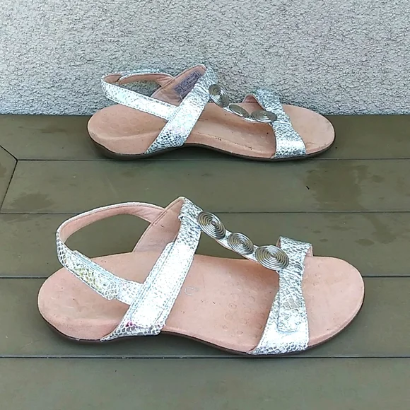 VIONIC Sandals - Picture 1 of 12